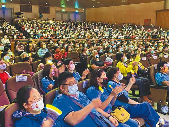 《让孝顺成为一种习惯》公益演唱会16日下午登场，志工朋友欣赏曾淑勤等多位歌手轮番献唱，听的如痴如醉，意犹未尽。（陈育贤摄）