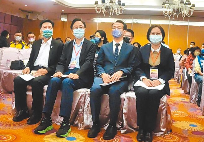 桃園市長候選人鄭寶清（左起）、張善政、鄭運鵬、賴香伶首度同框，出席桃園市候選人教育政策論壇。（賴佑維攝）