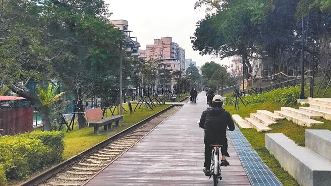 桃园市政府斥资近5亿，将2012年停驶的桃林铁路打造成桃林铁马道，成民眾散步、骑铁马的好去处。（蔡依珍摄）