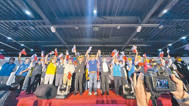 国民党新竹市长候选人林耕仁16日回防家乡香山区，举办「亲子园游会」大型活动，蓝军并展现大团结气势。（林耕仁提供／陈育贤新竹传真）