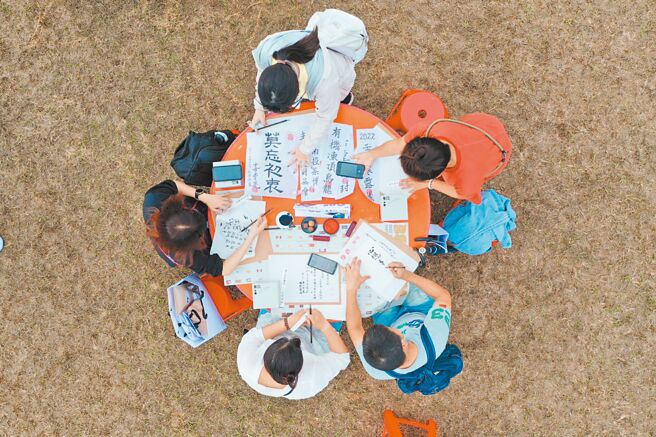 南投茶博以「千人齐聚、封藏有机茶」活动画下完美句点，透过封茶，保存回忆，写下期许。（南投县政府提供／杨静茹南投传真）