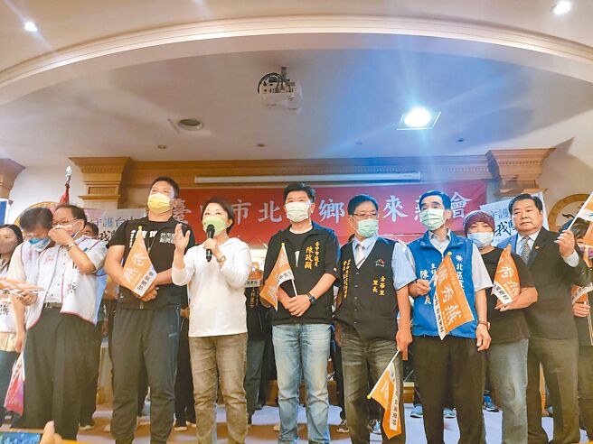 台中市长卢秀燕（前排左三）拚连任，16日回到北区办说明会，现场乡亲热烈迎接；卢秀燕表示，市长要继续出自北区，就要乡亲的支持。（潘虹恩摄）