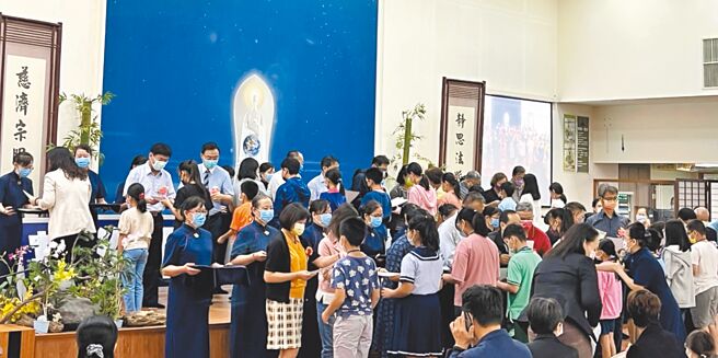 慈济基金会16日颁发新芽奖学金给高雄学子。（慈济基金会提供／林瑞益高雄传真）