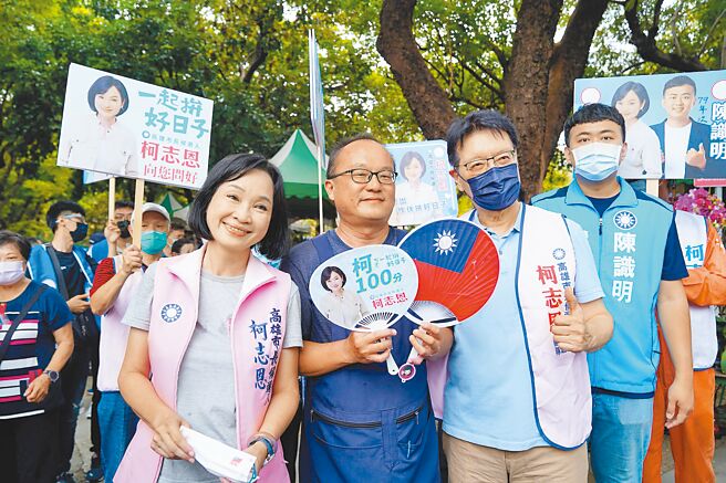 中廣董事長趙少康（右二）16日南下高雄替國民黨高雄市長候選人柯志恩（左一）輔選。（洪浩軒攝）