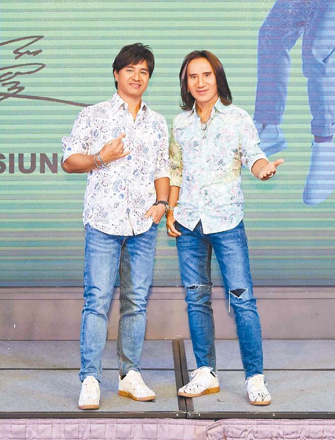 动力火车顏志琳（右）、尤秋兴前晚开心出席演唱会庆功宴。（华研国际提供）