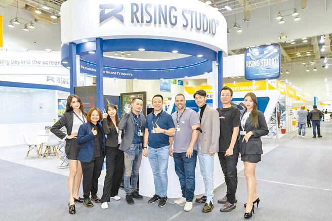 風度影業總經理鄭博元（左四）領軍團隊，首度插旗釜山市場展。（風度影業提供）