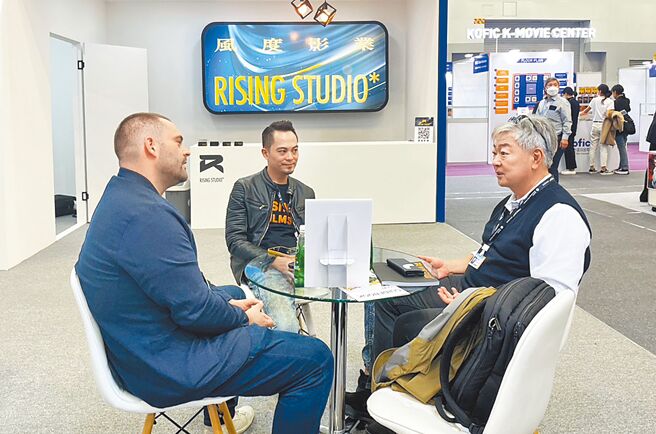 風度影業總經理鄭博元（中）於釜山市場展會談前CJ顧問金亨駿（右）。（風度影業提供）