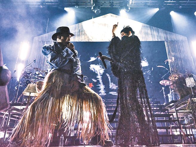 黄宣（左）邀范晓萱同台演出。（否极泰来音乐有限公司提供）