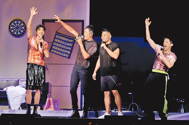江宏杰（左起）、姚元浩、李玖哲及陈汉典前晚同台合唱。（音岄iNmusic提供）