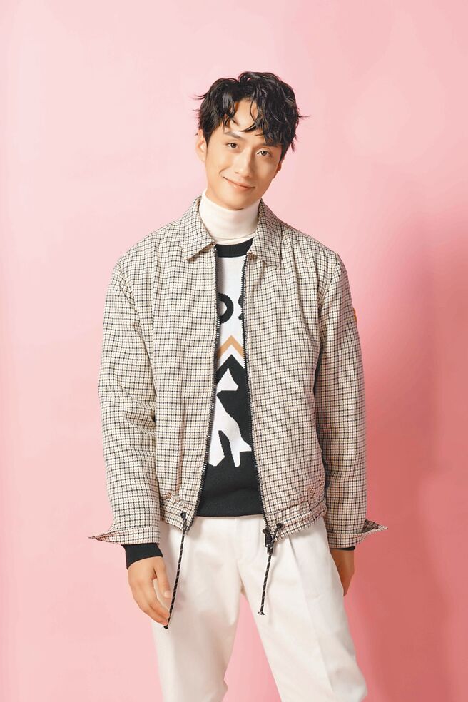 刘俊谦以具有格调品味的千鸟格纹外套搭配，打造摩登形象。Boss格纹夹克外套1万900元、雪山印花毛衣未定价、白色高领毛衣6600元、白色长裤7900元。（石智中摄影）