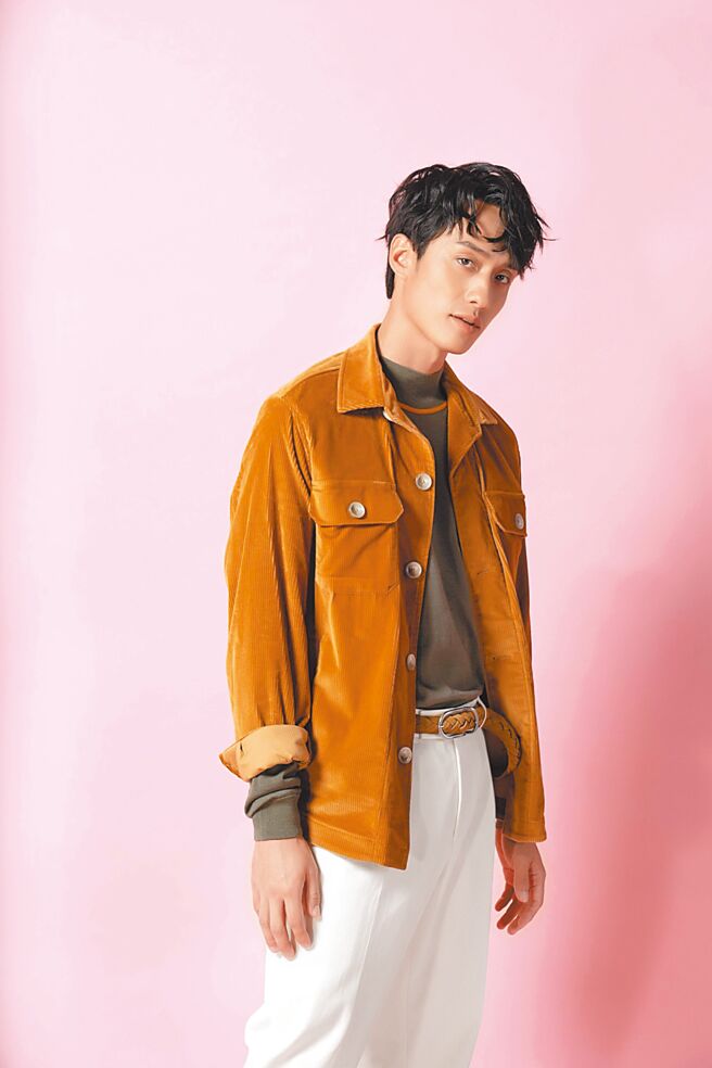 刘俊谦穿上Boss秋冬系列服装畅谈他的演员心声。Boss灯芯绒衬衫1万900元、墨绿高领毛衣6900元、白色长裤7900元。（石智中摄影）