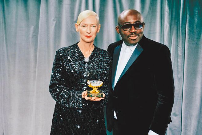 香奈儿全球品牌大使蒂妲史云顿（左）与英国《Vogue》杂志总编辑Edward Enninful OBE。（CHANEL提供）