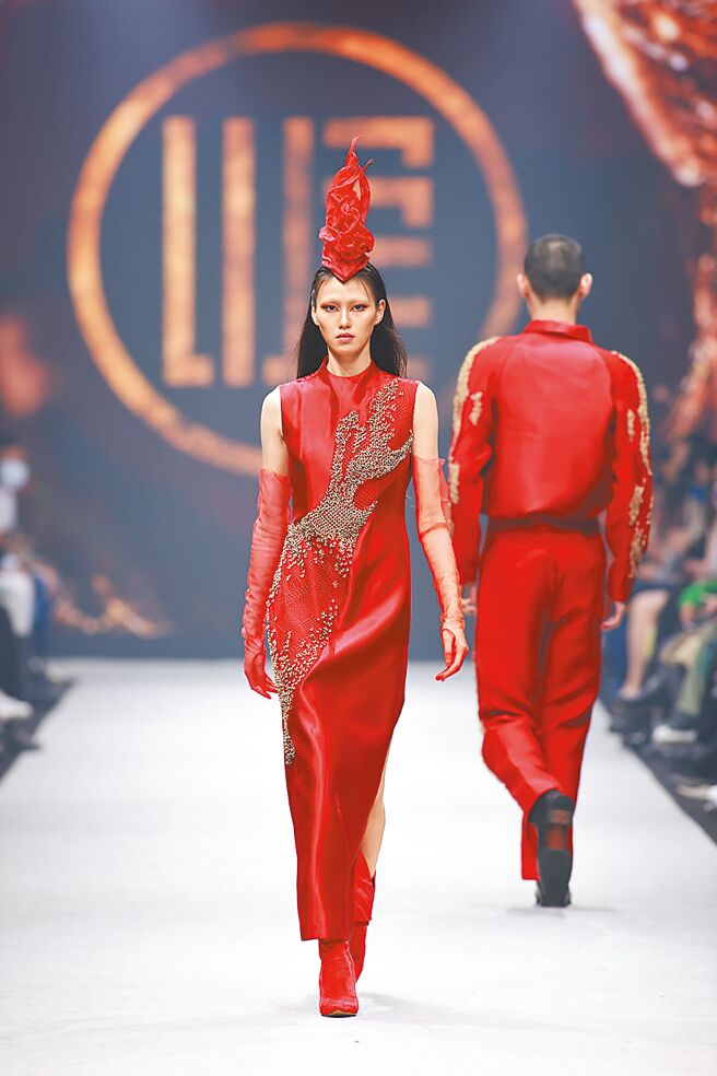 WANGLILING 2023春夏运用许多凤凰元素，以此致敬消防员。（WANGLILING 提供）