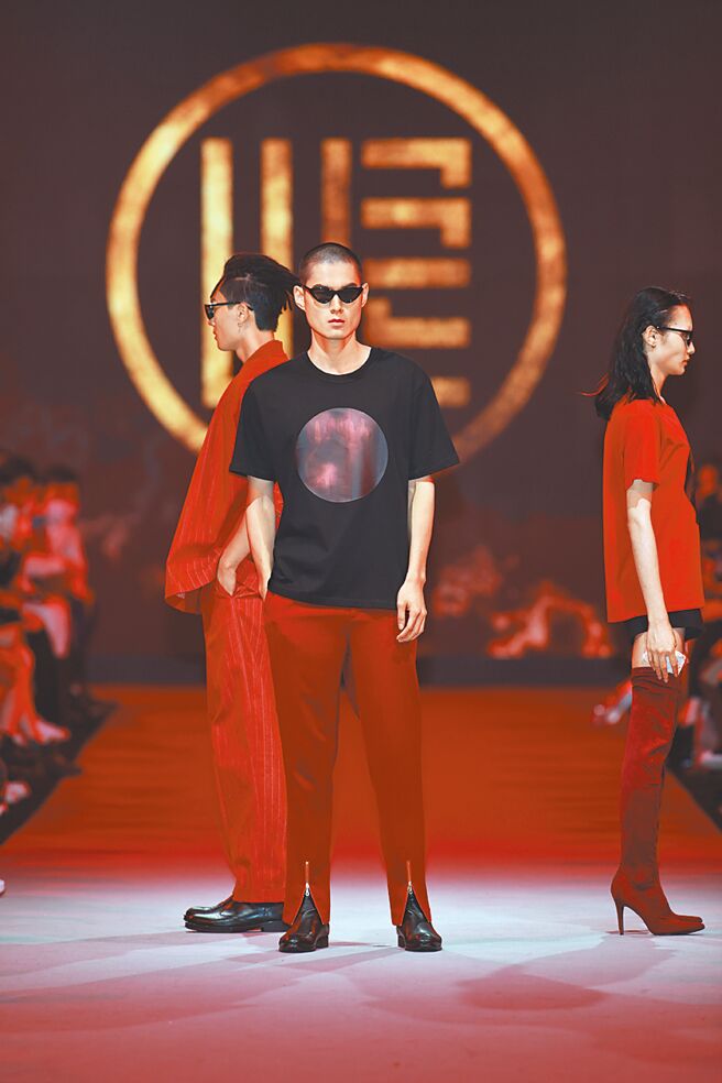 WANGLILING 2023春夏「焱焱」系列，T-Shirt中的黑色感温材质，可运用手温呈现火焰于不同温度下显现的色彩。（WANGLILING 提供）