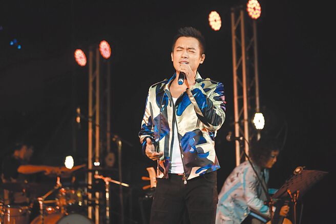 歌手范逸臣受邀为半岛歌谣祭的Daniel Wong时尚秀开场高歌，电影《海角七号》场景再现。（Daniel Wong提供）