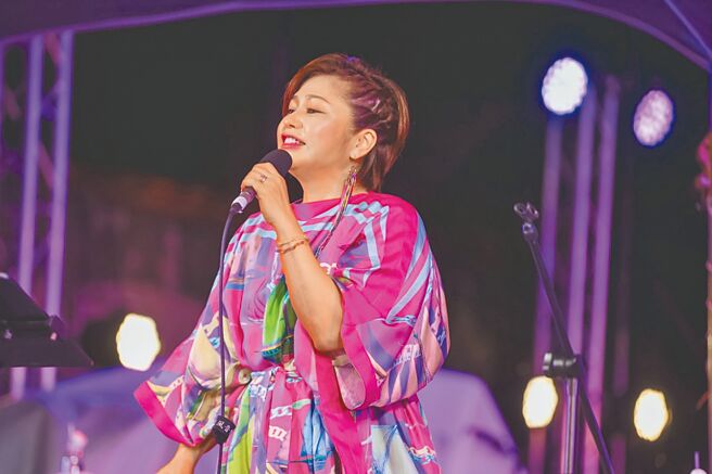 日本歌姬夏川里美身穿Daniel Wong设计的礼服演唱多首台湾与日本歌谣。（Daniel Wong提供）