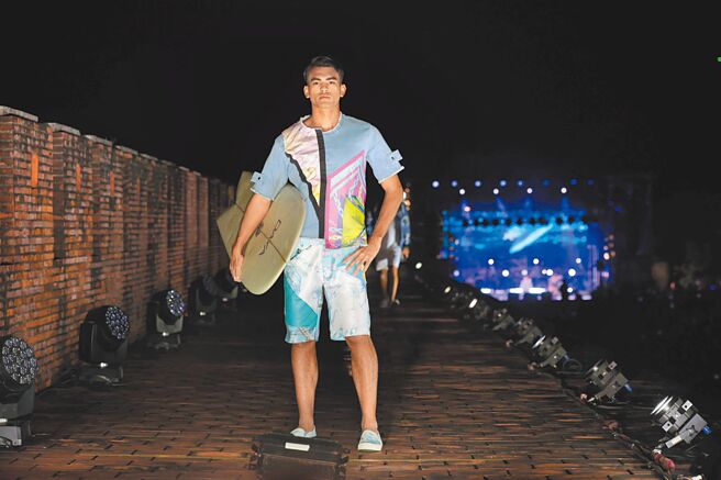 当地素人模特儿带着衝浪板走秀。（Daniel Wong提供）