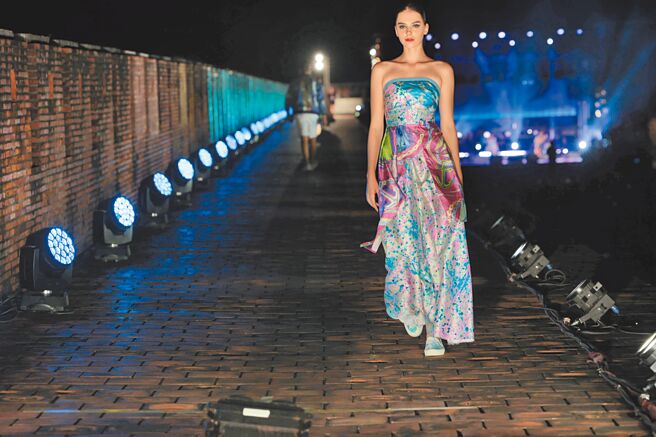 Daniel Wong服装风格以缤纷绚丽的印花见长，充满南岛风情。（Daniel Wong提供）