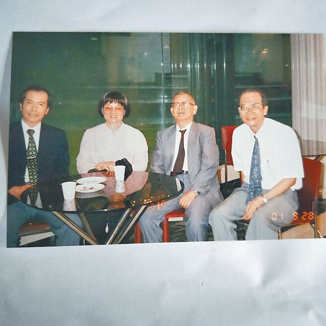 2001年叶石涛（右二）获国家文艺奖，9月18日在台泥大楼参加赠奖典礼。右一陈宏正。左起郑炯明、季季。（季季提供）