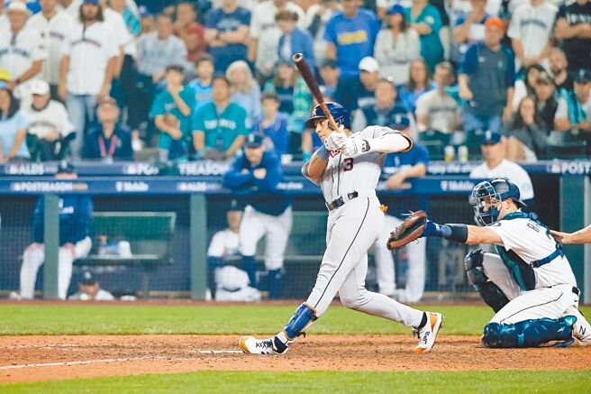 太空人游击手潘尼亚在18局敲出阳春全垒打的瞬间。（路透）