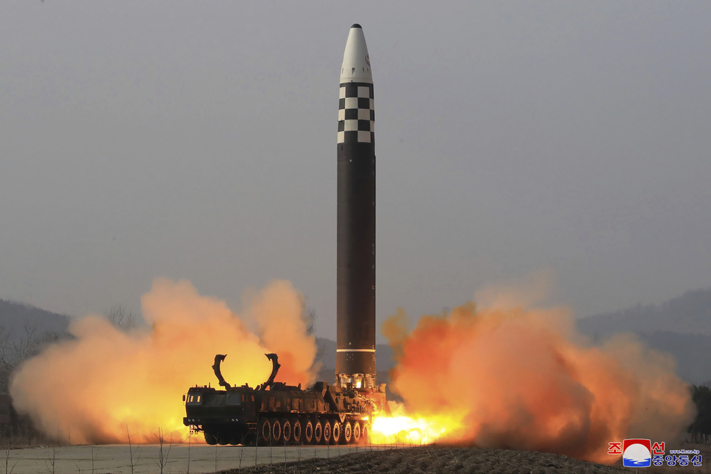 北韩接连试射弹道飞弹，日本新增制裁措施。图/ 美联社(photo:ChinaTimes)