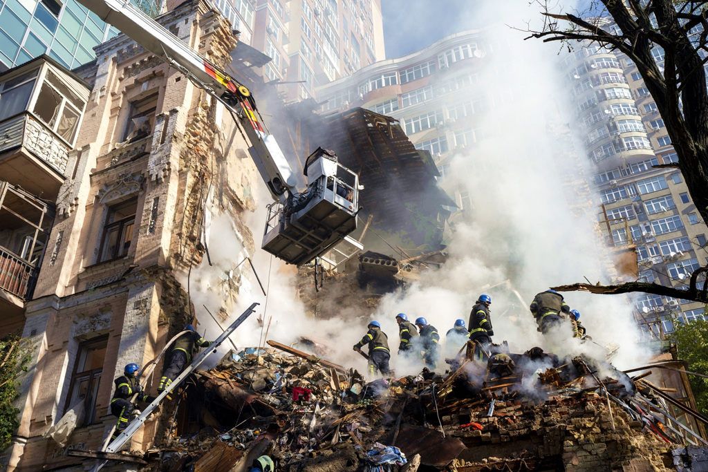 一架「见证者-136」（Shahed-136）「神风」（kamikaze）自杀无人机17日击中乌克兰首都基辅一栋公寓大楼。（图／美联社）(photo:ChinaTimes)