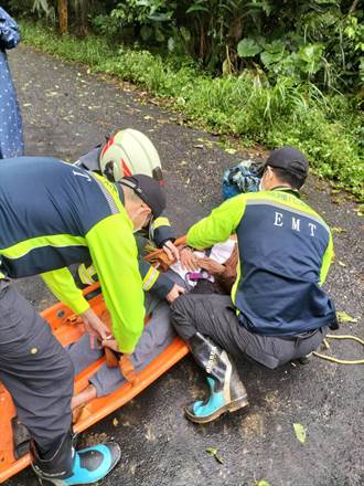 基隆山區道路坍方洗腎患者受困 消防人工搬運助就診