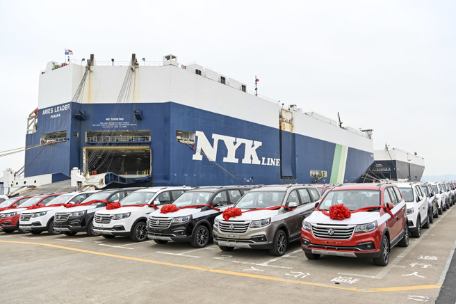 拜新能源汽车热销之赐，中国汽车出口量在今年8月击败德国成为全球第2，仅次于日本。图为广东省广州市南沙汽车码头（图／中新社）