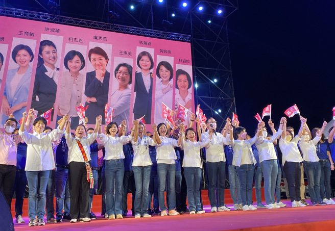台中市長盧秀燕(前排左六)14日舉辦首場大型造勢活動，合體國民黨其他9縣市女性候選人。（資料照,陳淑芬攝）