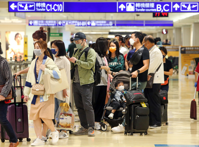 3大新变异株侵台，BA.5是否被取代，引起民眾关注。图为桃园机场入境旅客。（陈麒全摄）