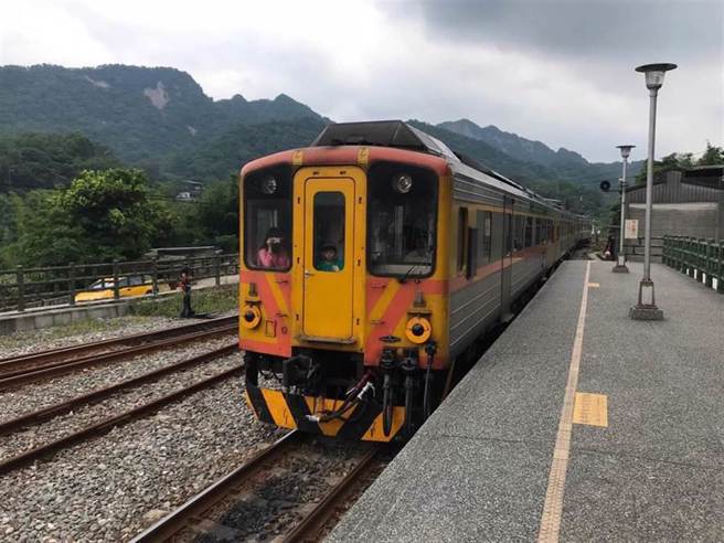 台鐵今日表示，平溪線路基流失下陷1.5公尺，目前正在搶修中，各次列車停駛。（圖／中時資料照）