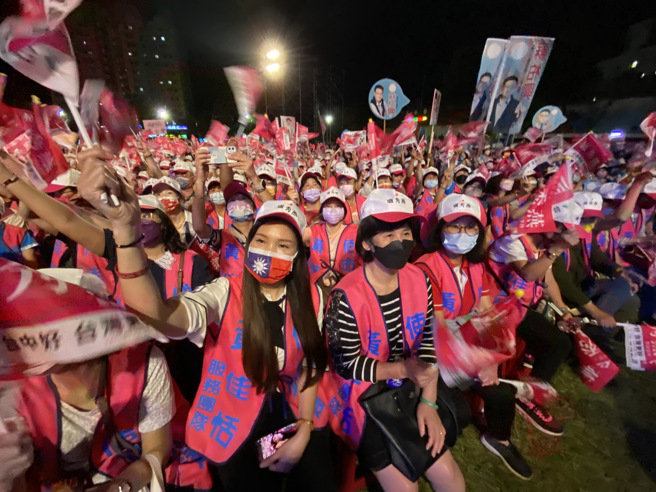 台中市長盧秀燕與國民黨女性縣市長參選人在台中合體造勢，上萬支持者湧進會場，展現超人氣。（資料照,陳淑芬攝）