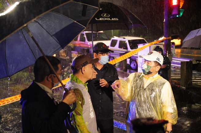 民进党台北市长候选人陈时中16日前往内湖康乐隧道勘灾。（图／翻摄自陈时中脸书）