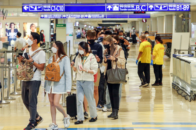 新變種BF.7、BQ.1.1和XBB侵台。圖為桃園機場出境旅客。（陳麒全攝）
