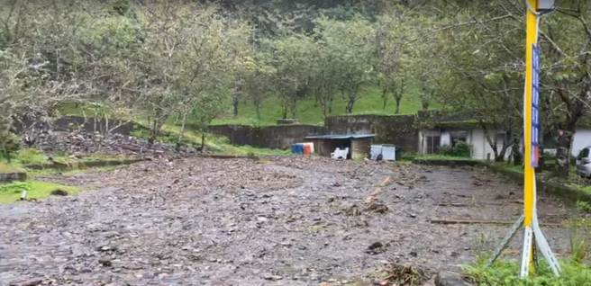 明池山庄受302人仍受困，天候差直升机难空投，警消徒步送药罹癌妇。(吴佩蓉翻摄)