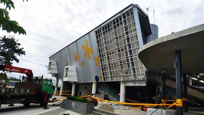 苗栗火車站站體外牆承受不住強風吹襲，導致大面積外牆夾板遭掀起。（李京昇攝)