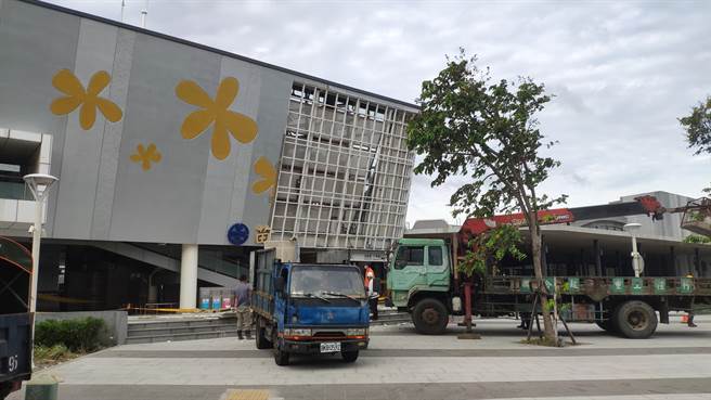 站方人員緊急派人拉起封鎖線，並請來吊車清除被掀起的外牆夾板。（李京昇攝)