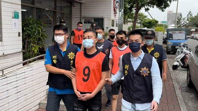 警方逮捕施嫌等4人移送法办。（警方提供／曹婷婷台南传真）