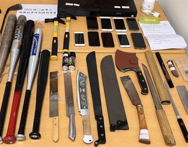 施嫌及党羽持棍棒、刀械砸店砸车，遭移送法办。（警方提供／曹婷婷台南传真）