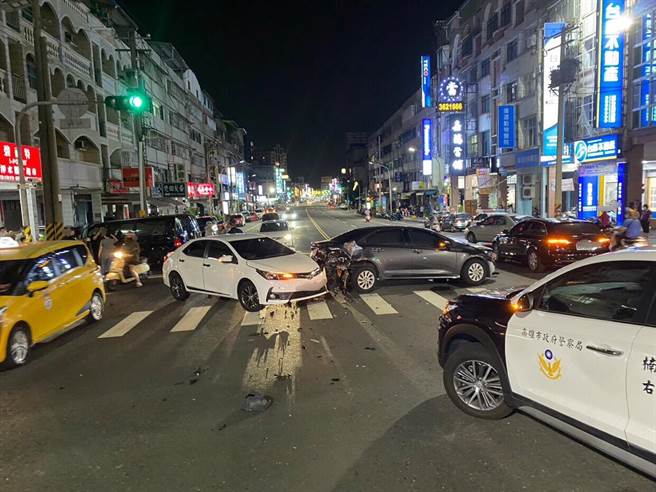 高雄市楠梓区后昌路与加宏路口17日晚间发生连环车祸，警方获报到场处理。（翻摄照片／林瑞益高雄传真）