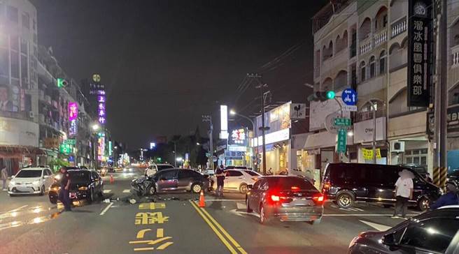 高雄市楠梓区后昌路与加宏路口17日晚间发生连环车祸，图为车祸现场。（翻摄照片／林瑞益高雄传真）