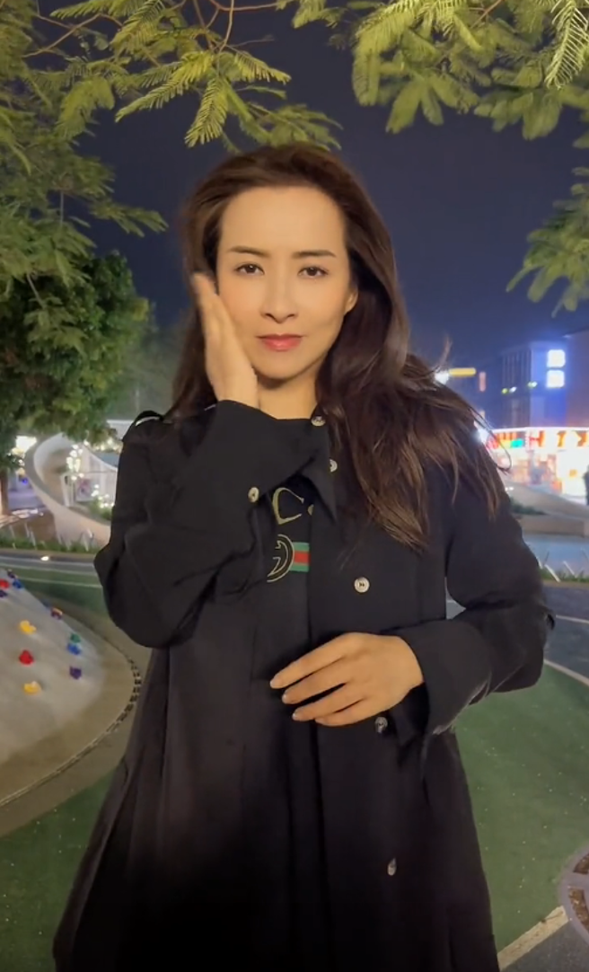 麦家琪拍摄自掴片的举动，引起粉丝的注意。(图/麦家琪 )