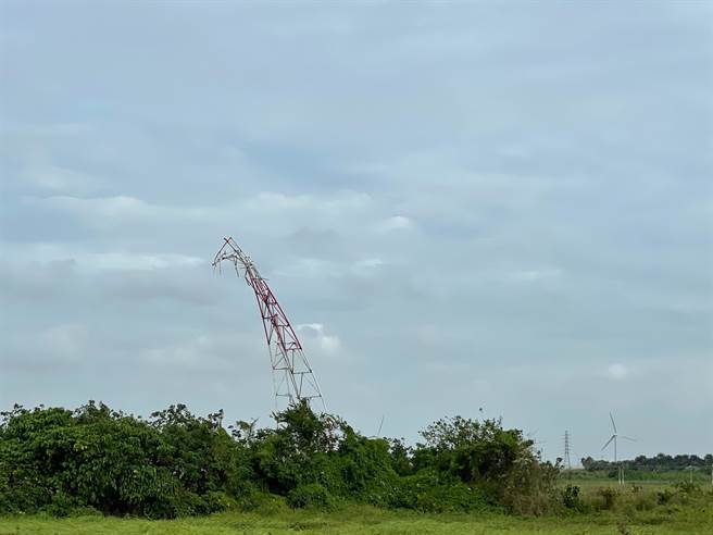 「尼莎」颱风来袭各地灾情不断，彰化县虽然没有明显雨势，但强劲的风势把鹿港央广废弃发射铁塔吹倒，整个「歪腰」。（吴建辉摄）
