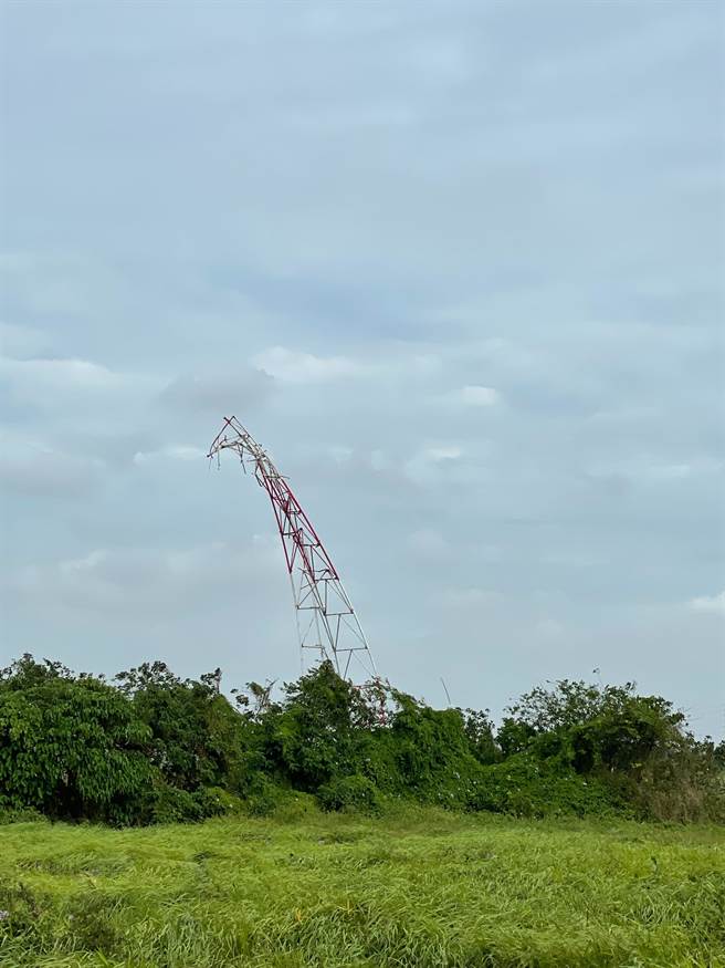当地里长表示，强劲的风势把发射铁塔吹倒，不过该区为管制区，平时并不会有民眾进出，因此暂时没有安全疑虑。（吴建辉摄）