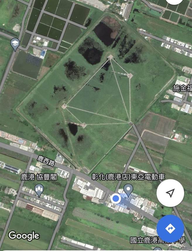 当地里长表示，早期园区里面有4支铁塔，但随着荒废无人看管，导致锈蚀等情形发生，陆续倒了2支剩下2支坚持住。（吴建辉摄）