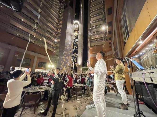 （台北喜来登「喜耀迎新」音乐跨年派对，会请LIVE BAND热情现场演唱炒热气氛。图／台北喜来登大饭店）