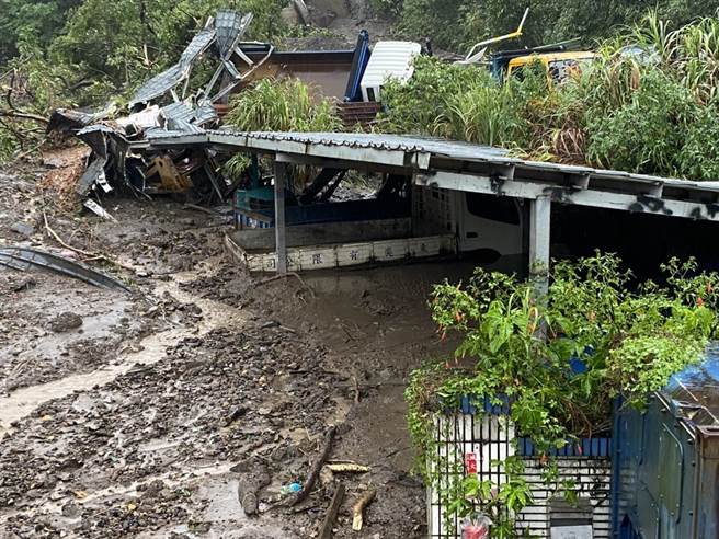 基隆市七堵区东新街山区发生土石流，大量土石、黄泥掩埋山下一间公司工寮及停车场。（翻摄照片／陈彩玲基隆报导）