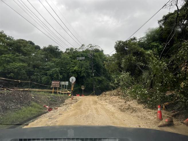 基隆市七堵区东新街山区发生土石流，大量土石、黄泥掩埋山下一间公司工寮及停车场。（翻摄照片／陈彩玲基隆报导）