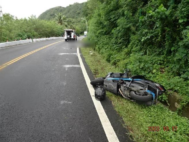 恆春機車自摔遭遊覽車輾壓，女騎士當場死亡。(警方提供)