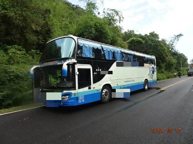 恆春機車自摔遭遊覽車輾壓，女騎士當場死亡。(警方提供)